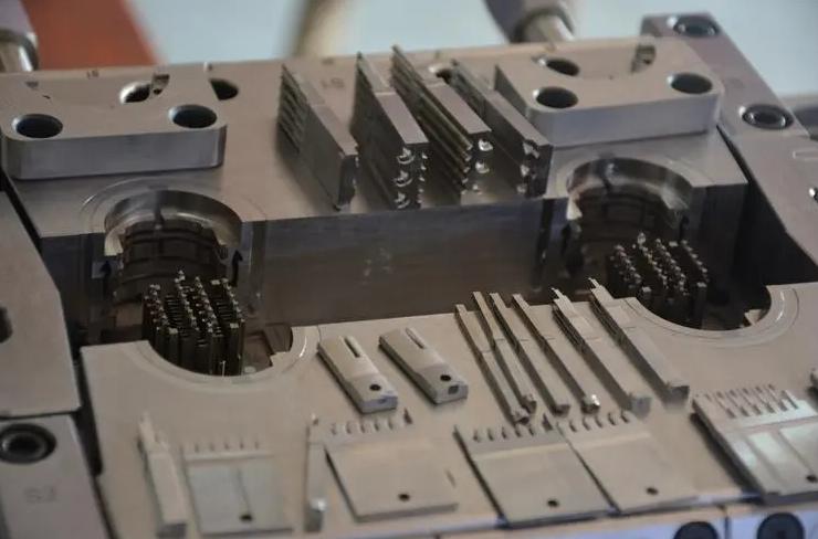 精密插件(jiàn)模具零部件(jiàn)